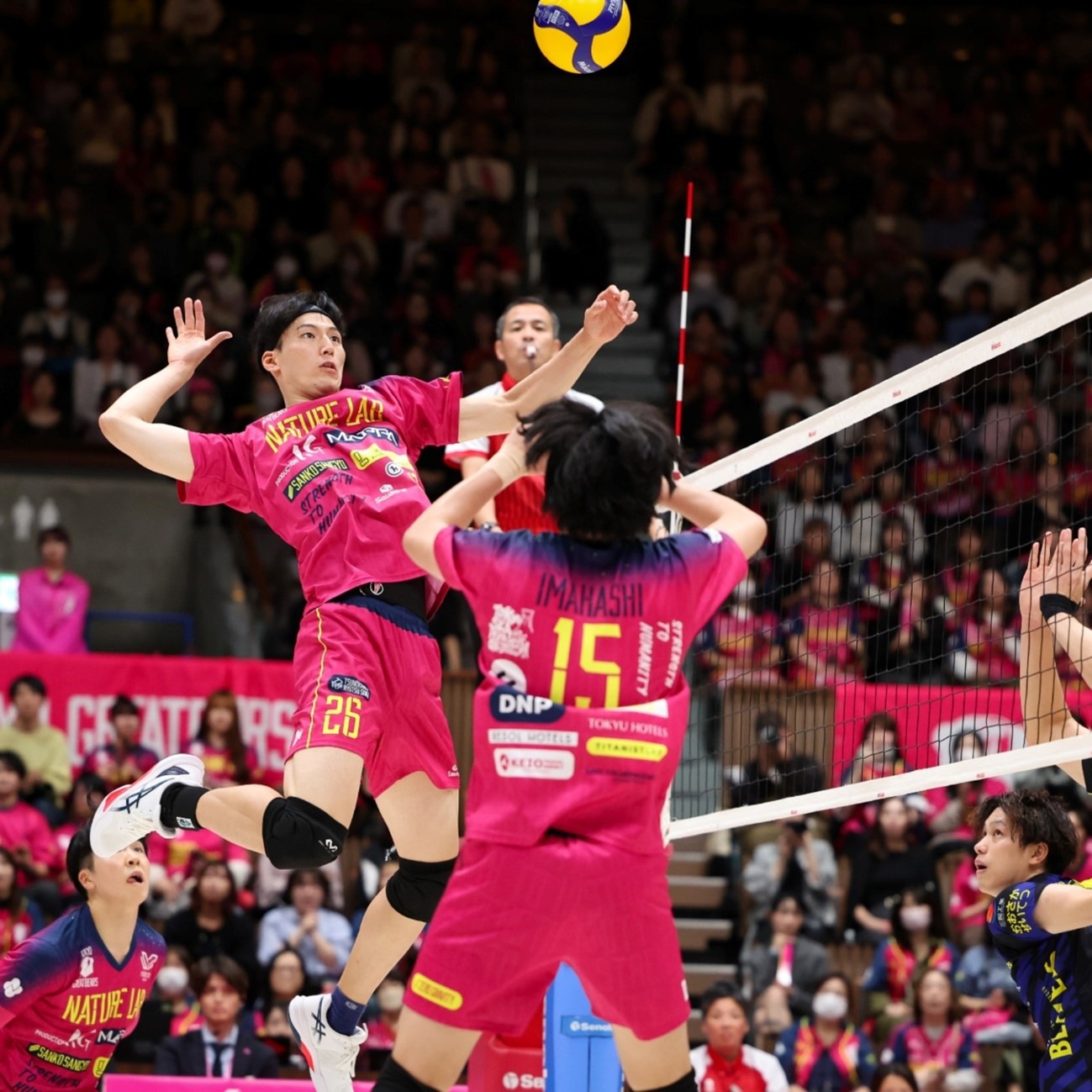 代表阿根廷队出场80次，德保罗获赠纪念球衣