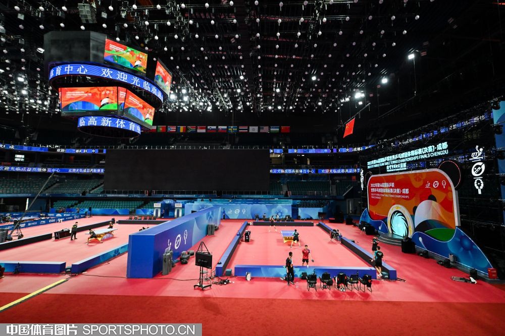 国安全队抵达北京，大兴机场内围满前来接机的国安球迷